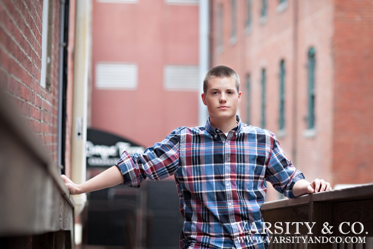 guy in a alley senior picture