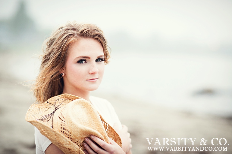 gril with a cowboy hat senior picture